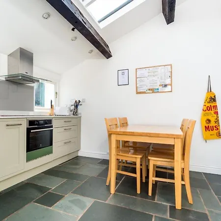 4 Bed In Thornthwaite Sz232 *